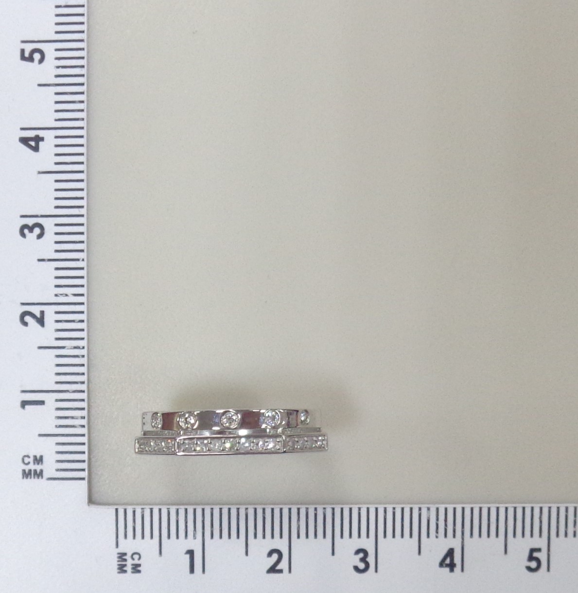 Золотое кольцо 585 пробы; белое золото; родий; вставки 5 Бр.Кр-57 0,077 3/6А; 15 Бр.Кр-17 0,116 2/2А